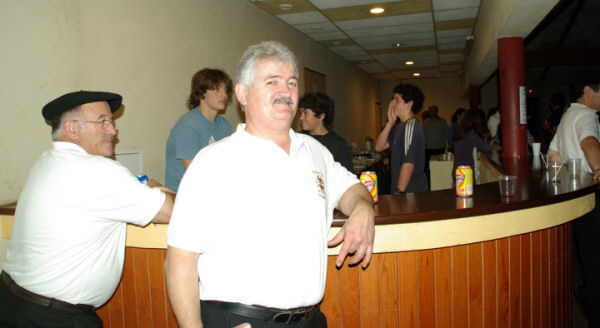 A la buvette des jeunes du collège