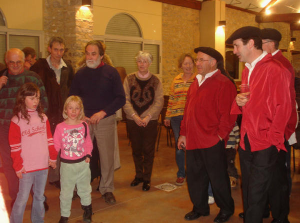 Deux petites chanteuses interprétant «Adiu praube carnaval»
