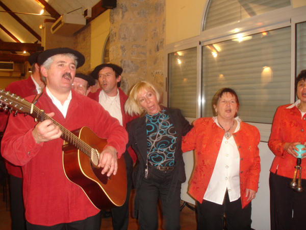 L'ambiance étant très bonne, tard dans la nuit on chante encore