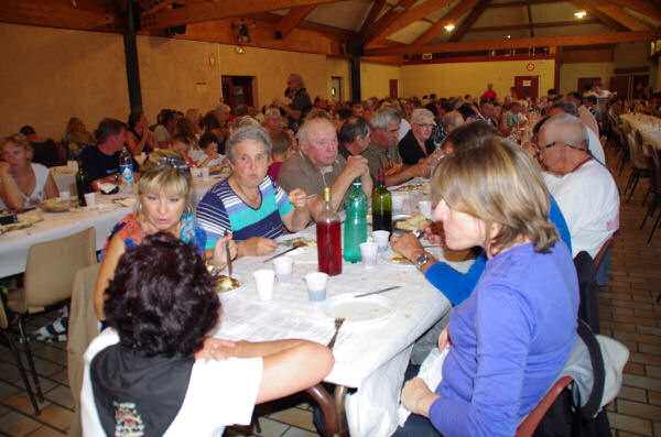 Tables pleines pour le repas du berger