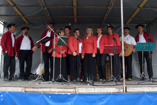 Le groupe se prépare à chanter