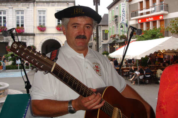 Paul Henri présentant la nouvelle tenue des Esbarrits