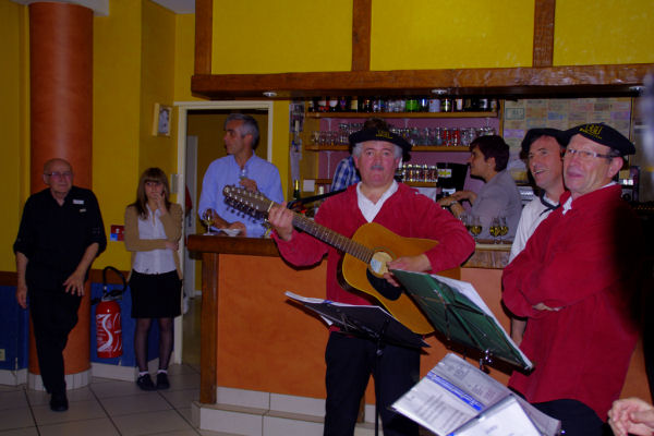 Paul Henri prêt pour le chant suivant