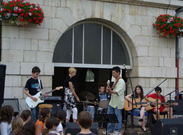 On a eu le plaisir d'écouter des morceaux de musique (guitare, batterie) joués par les élèves