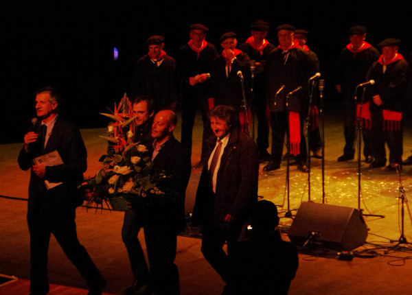 Remise du bouquet à Jeanine