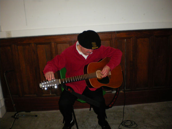 Paul-Henri à la guitare