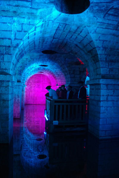 Bleus dans la crypte