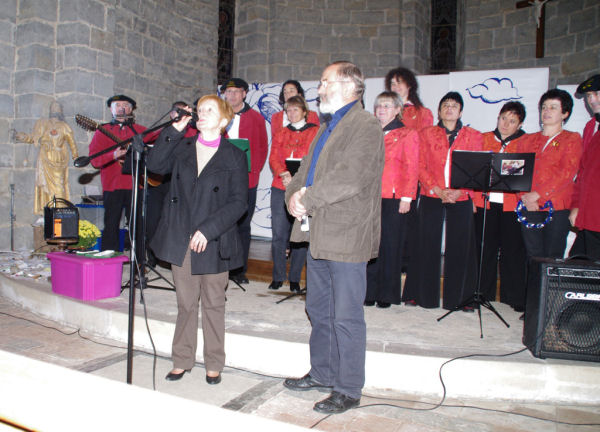 Le discours pour le téléthon avant le concert dans l'église