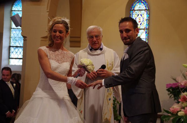 Séverine et Marco accueillis par M. le curé